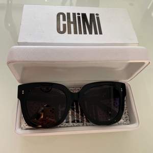 Solgalsögon från Chimi i modell 008 Berry, i färgen svart. Endast använda ett fåtal gånger så är i väldigt fint skick. Som nya, inga repor eller skador. Glasögonfodral och putsduk ingår. Frakten på 66kr tillkommer. 