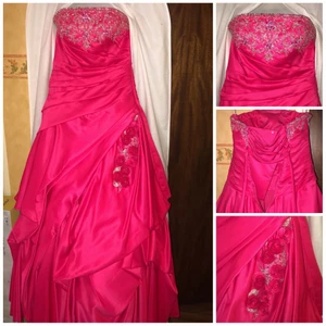 Balklänning - Rosa balklänning använd 1 gång av min brors flickvän, jag fick den efter det men jag är inget stort fan av rosa. Jätte fin och bekväm klänning, den passar dom flesta eftersom den har snörning. Väska och sjal medföljer. Den köptes ny för 4400kr. 