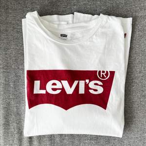 Långärmad Levi’s tröja i strl L (men känns som M). Superfint skick! (Original självklart), köpt på Levi’s butik i Malmö.