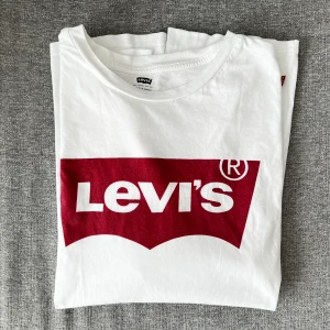 Levi’s Långärmad Tröja - Långärmad Levi’s tröja i strl L (men känns som M). Superfint skick! (Original självklart), köpt på Levi’s butik i Malmö.