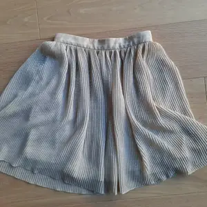 H&M skirt with small silver dots in excellent condition. Size 36.