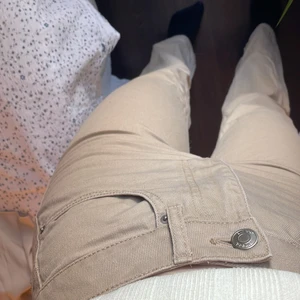 Jeans - Beige jeans från bikbok. Använda Max 3 gånger! Jag är 170 och på mig går dom nästan ner till marken, ca 3 cm för korta 💖