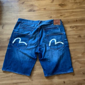 Evisu shorts - Intressekoll på dessa snygga evisu shorts. Buda i kommentarerna ifall du är sugen