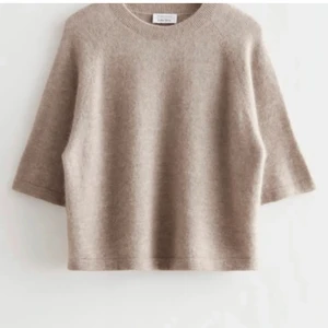 & other stories tröja  - Säljer den populära, slutsålda stickade t shiiten från & other stories. Buda i kommentarerna!