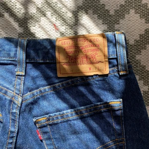 Lågmidjade Levis jeans  - Ett par lågmidjade levis jeans som är för små för mig