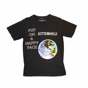 Astroworld Happy Face T-Shirt - Travis Scott Astroworld Happy Face T-Shirt                         Medium                                                                                   Använd, men i bra skick                                                               Köpt på Travis hemsida precis innan han släppte Astroworld