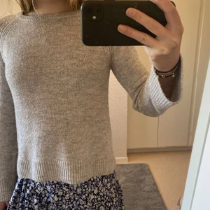 Stickad tröja - Grå stickad tröja från hm. 