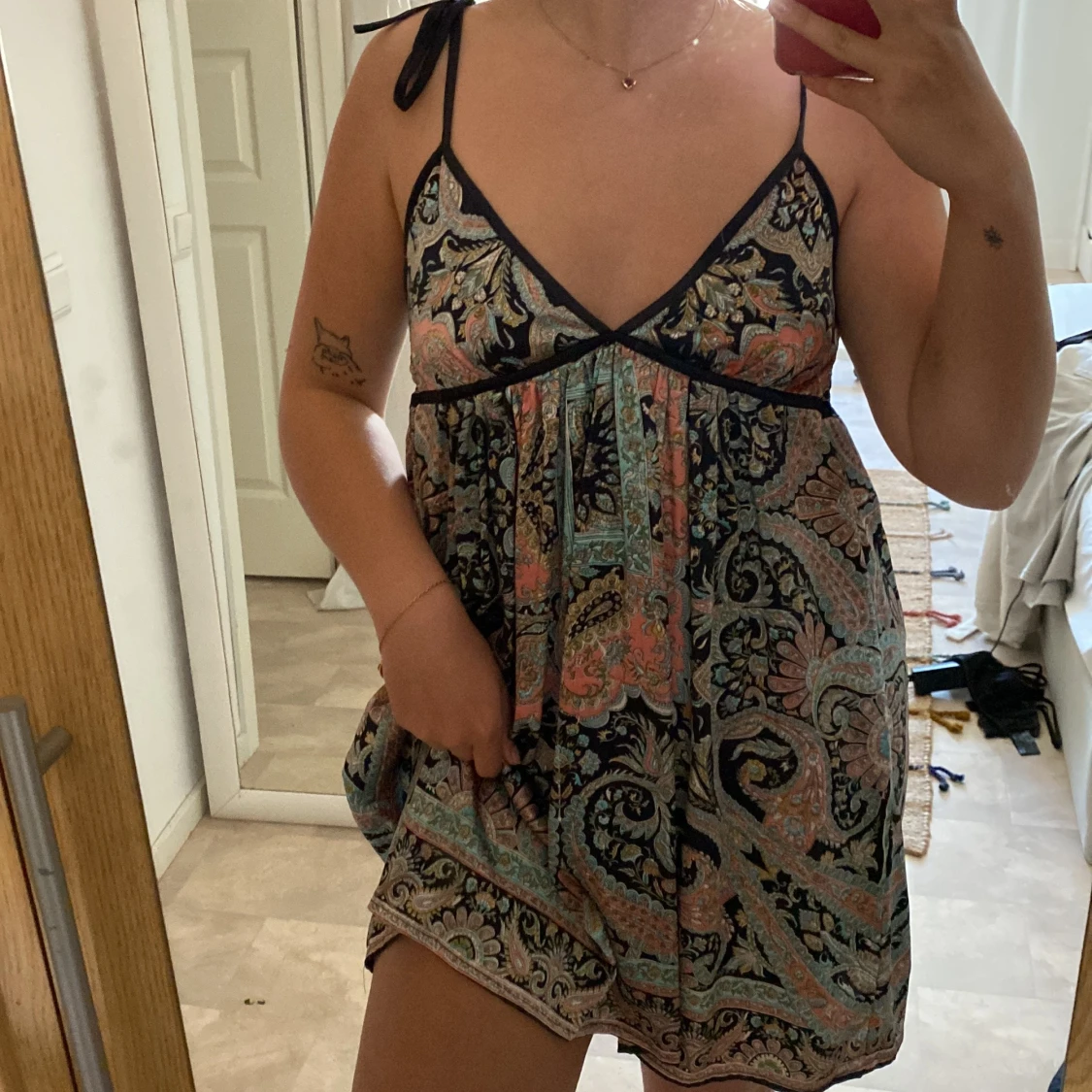 Mönstrad sidenklänning - 90