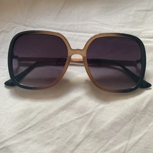 70tals solglasögon - Solglasögon i 70tals stil från Nelly. Köpta för ca 1 månad sen men aldrig använda. Säljer då jag inte har användning för dem. 