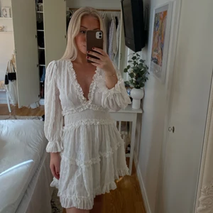 Student - Vit klänning nyligen köpt här på plick. Tänkte ha till studenten men hittat någon annan jag gillar mer. Aldrig använd och prislapp kvar. Säljes för 499kr