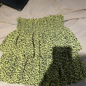 Söt kjol - Säljer denna kjolen från zara barn i storlek 170 men passar en XS/S! Jätte fin verkligen men inte riktigt min stil längre