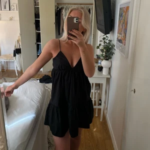 Klänning  - Från Zara och använd en gång. Köpt för 399 kr, och säljes för 250kr