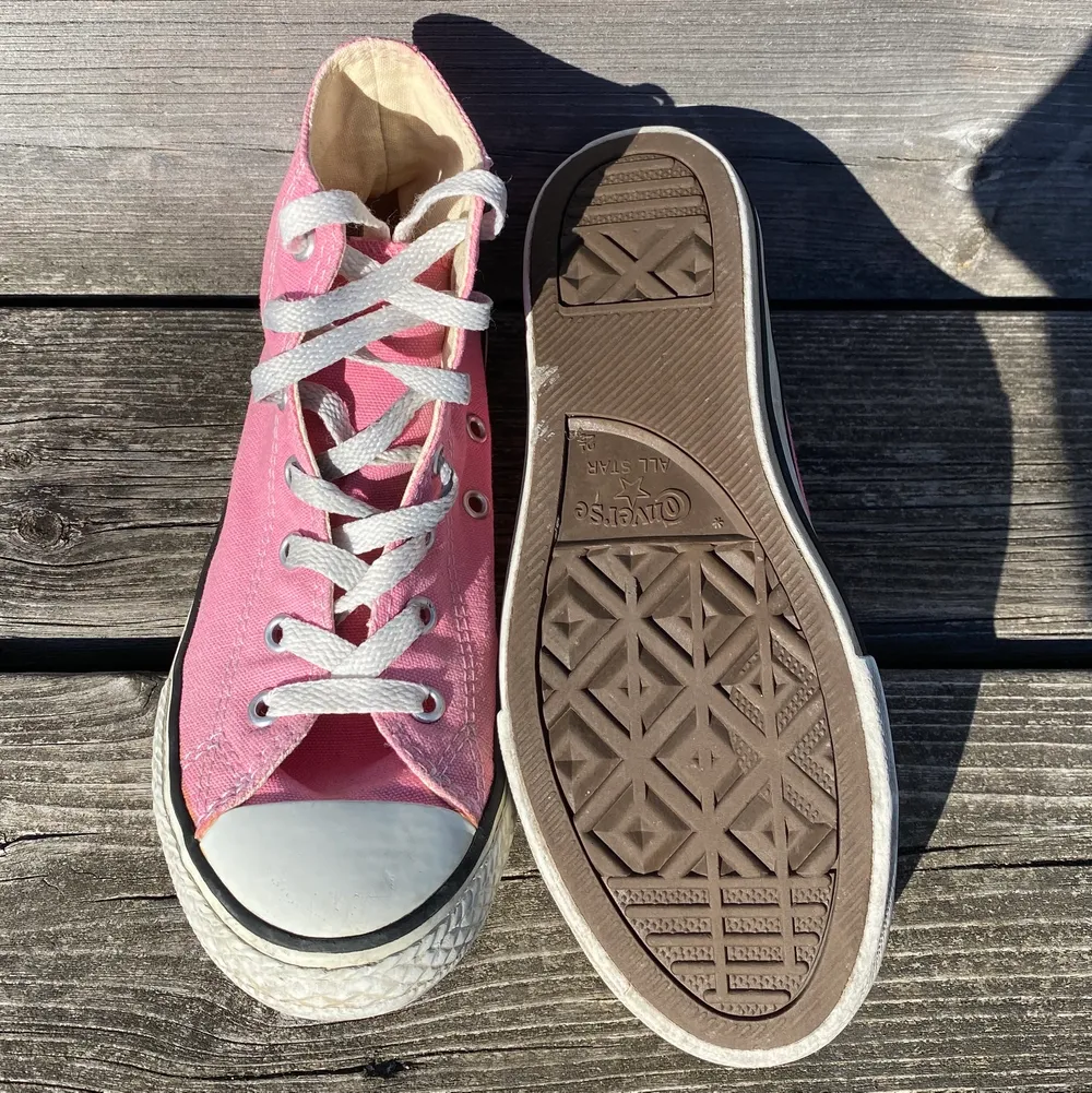 Jättefina rosa converse. Knappt använda så det är inte smutsiga och har inga defekter. . Skor.