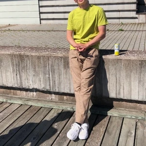 CMMN SWEDEN BYXOR - CMMN Sweden byxor, rutiga, perfekta till sommaren! Nypris: 3000kr, sparsamt använda. Storlek herr 48, motsvarar M, men passar även S 