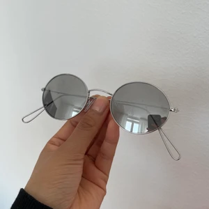 Silvriga solglasögon  - Silvriga/spegel solglasögon i oval modell. Köpte för längesedan på Weekday. Något slitna, skriv om du önskar fler bilder. (Köparen står för frakten) 
