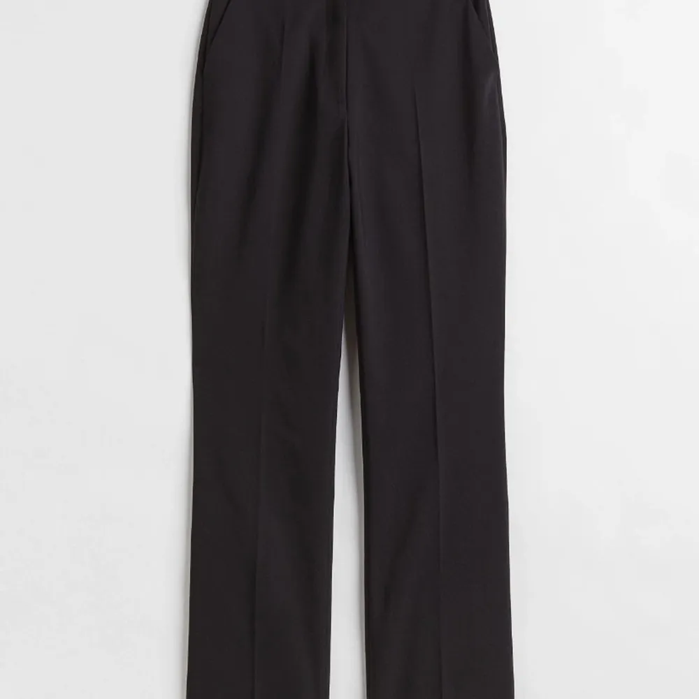 Helt slutsålda svarta kostymbyxor från H&M. Storlek 32 men passar även 34!🤍. Jeans & Byxor.