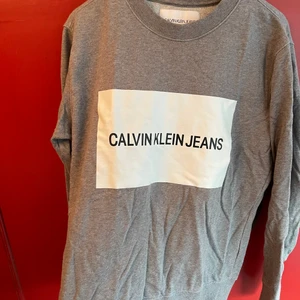 Calvin Klein Sweatshirt - Mycket fin Calvin klein sweatshirt i storlek M som enbart är använd 1 gång