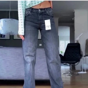 Zara mid rise jeans grå - ⚠️Första bilden är lånad⚠️🛍Säljer nu dessa eftersom att de aldrig kommer till användning! Det är i bra skick!🛍🤩Kontskta om du har några frågor!