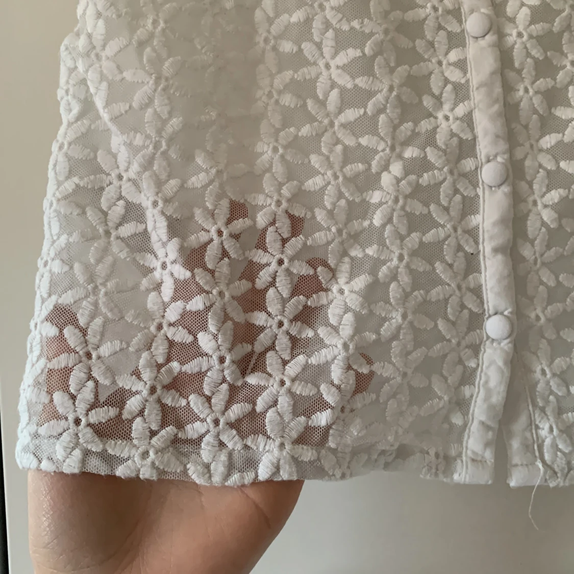 Vitt linne med ”öppen rygg” - 91