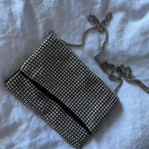Super söt silverväska! 🌸 andvänd två gånger! Köpt på butik i gbg, märket är Tom & Eva. 🌺