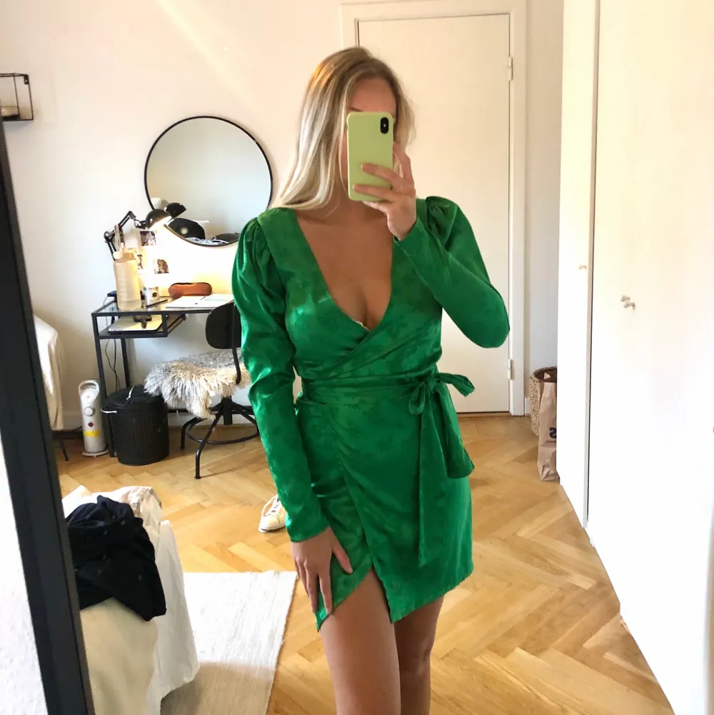 Grön klänning från zara i ”silkes” material. Strl s. Använd fåtal gånger så är i nyskick. . Klänningar.