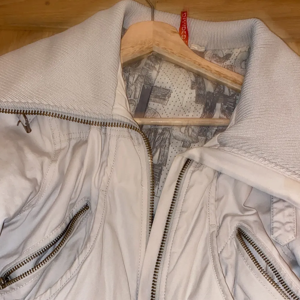 En vit jacka som jag nästan aldrig har använt 💗🤍. Jackor.