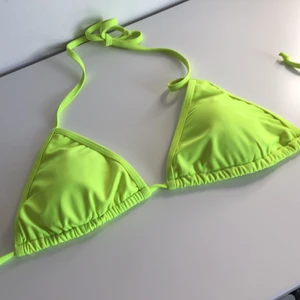 Bikini - En neon grön/gul bikini överdel som är för liten för mig i kupan. Jätte fin o går att trixa o fixa med 