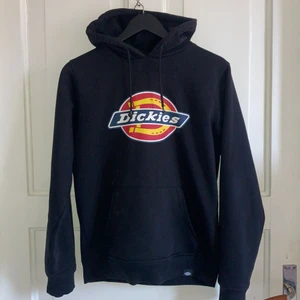 Dickies hoodie😍 - Den är i jätte fint skick! Är i storlek xs men passar mej som har S i hoodies. Köpt för 599kr så säljer dem för 250kr + frakt men pris kan diskuteras, är även öppen för byten🥰