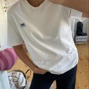 NN t-shirt ! - Helt ärligt så har jag ingen aning vad märket är, om någon vet det kan dom väll skriva det t mig är ni gulliga <3 För jag hade tänkt sälja denna men blir lite svårt när jag it vet vad nypriset är och vad det är för självaste märke ! Men just nu kan vi väll sätta ett ganska lågt pris. Puss <3