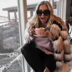 Ivy revel faux fur jacka - SLUTSÅLD faux fur jacka från IVYREVEL FÄRG: rosa, vit och svart Precis lika som på första bilden (lånad bild från Hanna fribergs blogg) Använd Max 3 ggr Strl: M #jacka #Ivyrevel