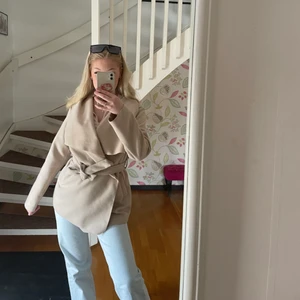 Beige kappa - Passar både till våren och sommaren. Den är ljusbeige i dagsljuset och solljuset