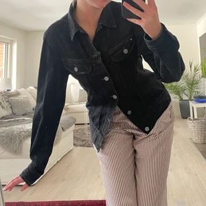 Jeansjacka lee - Skitnajs jeansjacka/skjorta från lee. Älskar passformen, funkar som både jacka eller för sig själv som skjortan! Perfekt till vår och sommar🙏🏻