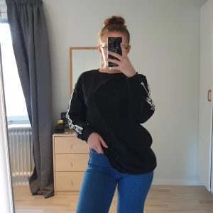 Svart lång långärmad tröja - Går till mitten av låret ungefär. Väldigt gosig och bekväm