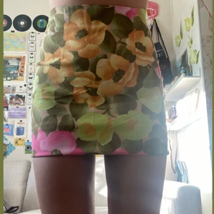 Supersöt kjol <3 - Kjol perfekt till sommaren! Skönt material och är säkert lätt att lägga upp ifall man vill ha den kortare <33 Jag brukar ha S men den är i riktigt stretchigt material så passar säkert M och kanske L