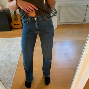 Mjuka sköna jeans från zara i storlek 36. Hög midja och långa. Jag är ungefär 178 cm lång. Kanppt använda. 