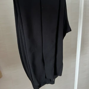 Byxor med slits - Köpta på Missguided. Endast testade. Slitsen sitter i mitten ej på sidan. passar någon som är under 170, högmidjade.