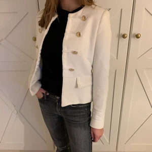 Vit Skepparkavaj  - Jättefin skepparkavaj från Zara, älskar den här men säljer för den är för trång i axlarna! Använd sparsamt och är i mycket fint skick. Köpare står för frakt!