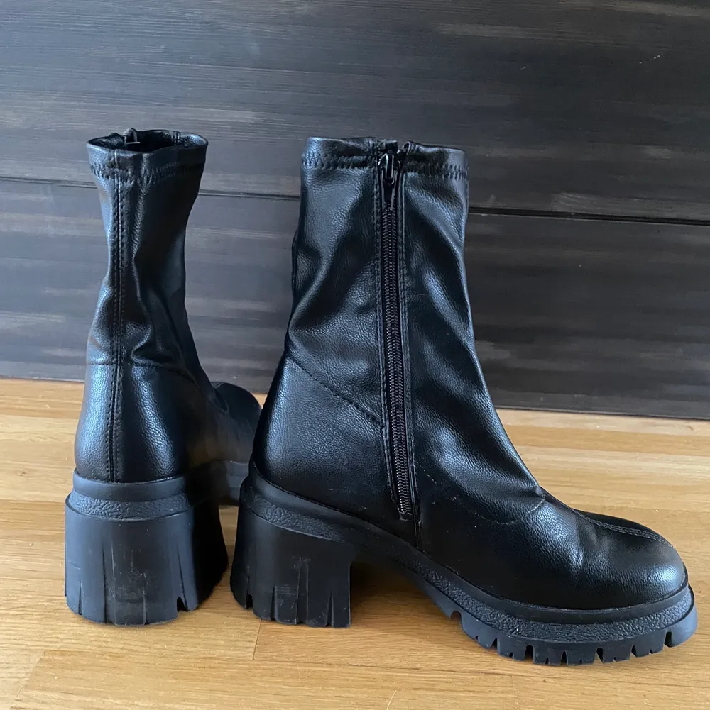 Ett par svarta platform boots från Asos i läderimitation med dragkedja. Har använts ett fåtal gånger, annars finns det inga defekter. Säljer på grund av för stor storlek, har vanligtvis 39 så de kommer passa som vanligt om du har storlek 40.. Skor.