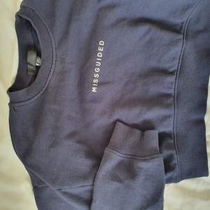 Marinblå croppad sweatshirt från Missguided. Storlek xs. 