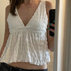 Topp Pull and Beer - Super gullig topp från Pull and Beer som jag säljer då den inte kommer till användning💕 knappt använd och i super fint skick!!