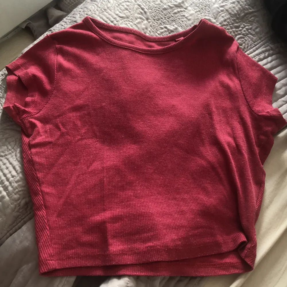 Super din röd tröja som jag älskar men säljer då den inte kommer till användning. Från Fb sisters. . Toppar.