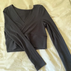 Endast testad croppad omlottröja, strl S - Endast testad! Mörkblå / marinblå croppad, v-ringad, omlotttröja i så skönt material! Strl S!☺️ Passar även M! Frakt 52kr🥰