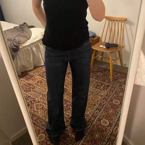 Midwaist jeans från acne! De är köpta för ca 1.5 år sen och är i mycket bra skick🙏 Jag är 1.68 och jeansen når marken😇 Kan såklart skicka fler bilder privat! 