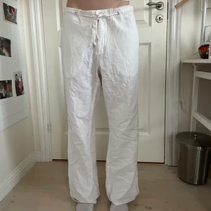 Lågmidjade Linnebyxor - Drömmigaste linnebyxorna med en baggy passform perfekta för sommaren🤤🤩tjejen på bilden är 173 cm, justerbara i midjan. Obs har sprättat sömmarna och det finns ett hål nere vid (se sista bild) men det är inget som inte går att fixa🥸 skriv om frågor❤️❤️