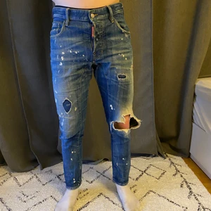 dsquared2 jeans strl 44 - Jag säljer nu mina dsquared2 jeans då dem ej kommer till användning längre, köpte dem för ungefär 1,5 år sedan, använda ca 10 ggr. Jag är 180 cm lång och dem sitter perfekt på mig. Storleken är 44 men det är som runt S/M. Ny pris 5500kr men jag säljer dem för 1700kr. Vid många intressen blir det budgivning. Skriv till mig om ni vill ha mer info om dem.