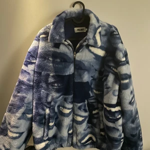 Palace fleece jacka - Skit snygg palace fleece jacka med cool print, lätt använd men basically perfekt skick :D kom dm för drip pic
