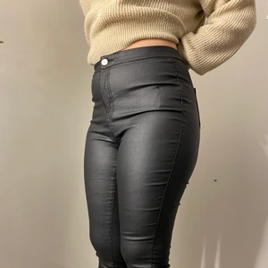 Läder byxor - Väldigt bekväma läder byxor från Nelly i storlek M, använt ett par gånger. Säljs pga att det inte kommer till en använding men det finns en liten skada på bakfickan som inte är synlig i verkligheten. Nypris 400kr säljs för 80kr💕