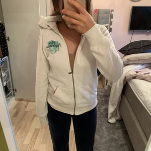 Strl xs - Jätte fin peak performance kofta. säljs pågrund av inte kommer till användning. Har använt den minst två gånger. Om ni har frågor eller vill ha fler bilder så är det bara skriva till mig 😊