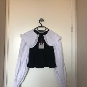 Topp med krage - Jättesöt top med Peter pan-krage, aldrig använd, säljes pga för liten för mig :(.                                              Köparen står för eventuell fraktkostnad ❣️