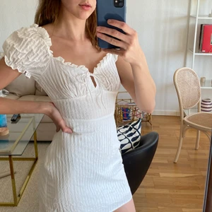 Studentklänning! - Perfekta studentklänningen, eller bara fin till sommaren 😉 Använd en gång så nästan som ny! 